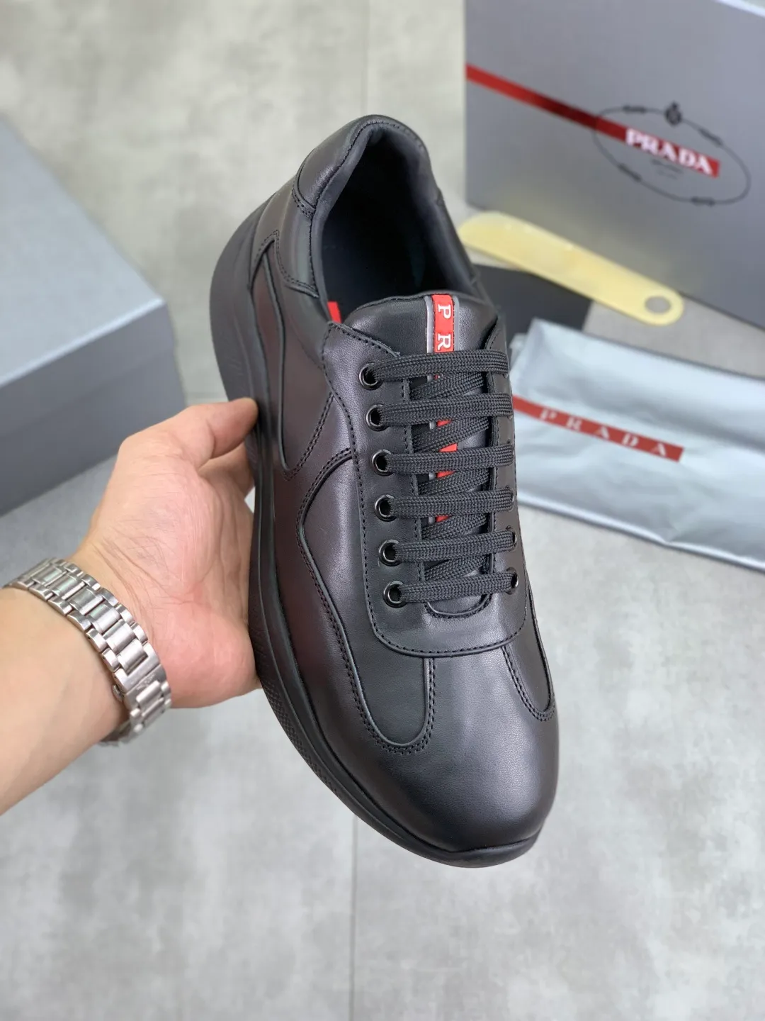 Men's Men's Shoes 💰P520 💰【New Style】 The latest model of high-quality PRADA classic men's shoes has been launched on the official website with a 1:1 replica, synchronized in Hong Kong counters, and on the same catwalk; all made of calfskin ➕Imported cowhide lining, 🍡🍡rubber The original outsole is 1:1 non-slip and wear-resistant; comfortable to wear, attractive in style, fine in workmanship, and equipped with a simple and neat shoe last, showing a man's boldness and toughness, 👍size 38 to 44 (45 can be customized) black White color🉑️choose